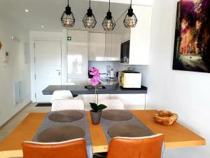 eine Küche und ein Esszimmer mit Tisch und Stühlen in der Unterkunft San Javier Sanuk Erjo new built apartment 2 bedrooms ground floor in Santiago de la Ribera