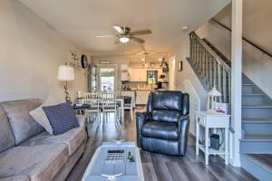 una sala de estar con un sofá y una mesa en Near Ocean City Beach Waterfront Condo with Deck!, en Ocean City