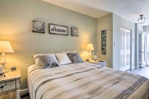 1 dormitorio con 1 cama con 2 lámparas y 2 mesas en Near Ocean City Beach Waterfront Condo with Deck!, en Ocean City 21 fotos más