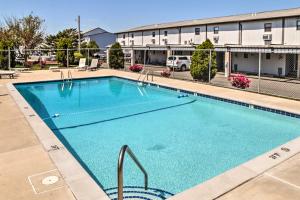 una gran piscina frente a un edificio en Near Ocean City Beach Waterfront Condo with Deck!, en Ocean City