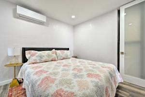 Ένα ή περισσότερα κρεβάτια σε δωμάτιο στο Chic Condo with Shared Hot Tub on Mission Bay!