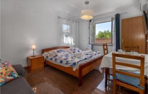 Posteľ alebo postele v izbe v ubytovaní Lovely Apartment In Jadranovo With Wifi
