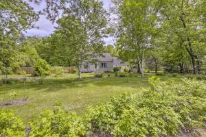 Un jardín fuera de Granby Getaway in the Woods with Spacious Yard!