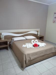 una camera da letto con un letto con due asciugamani e scarpe di B&B AEREOSTATION a Lamezia Terme