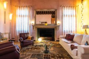 A seating area at GIO PONTI’S FLAT IN VENICE 027042-LOC-11349