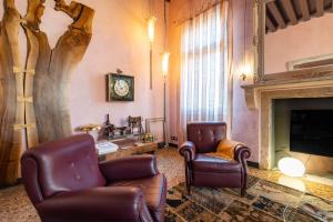 A seating area at GIO PONTI’S FLAT IN VENICE 027042-LOC-11349