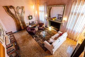 A seating area at GIO PONTI’S FLAT IN VENICE 027042-LOC-11349
