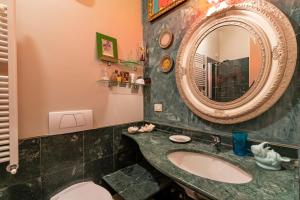 A bathroom at GIO PONTI’S FLAT IN VENICE 027042-LOC-11349