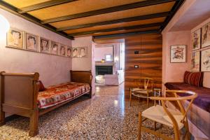 A seating area at GIO PONTI’S FLAT IN VENICE 027042-LOC-11349