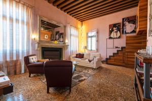 A seating area at GIO PONTI’S FLAT IN VENICE 027042-LOC-11349