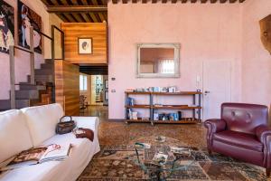 A seating area at GIO PONTI’S FLAT IN VENICE 027042-LOC-11349