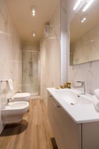 Ένα μπάνιο στο CASA FLORES Apartments +76 φωτογραφίες