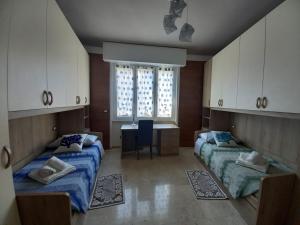 Giường trong phòng chung tại TERRAZZA SUL MARE IN VIA DEVOTO