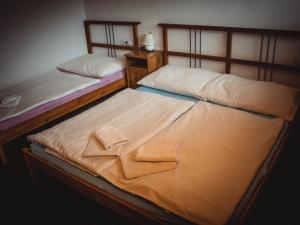 Posteľ alebo postele v izbe v ubytovaní Penzion u Hajneho Bedricha