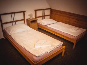 Posteľ alebo postele v izbe v ubytovaní Penzion u Hajneho Bedricha