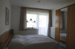 Schlafzimmer mit einem Bett und einem Fenster in der Unterkunft Landhaus Zechner in Schiefling am See