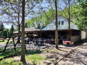 Ein Garten an der Unterkunft Jelen salaš