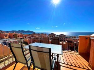 stół i krzesła na balkonie z widokiem na ocean w obiekcie 3-bed sea view Penthouse, Isla Plana, Mojon Hills w mieście Isla Plana