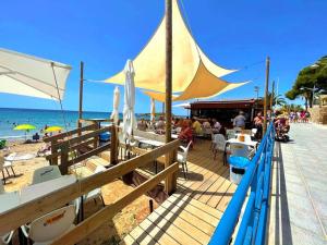 restauracja na plaży z ludźmi siedzącymi przy stolikach w obiekcie 3-bed sea view Penthouse, Isla Plana, Mojon Hills w mieście Isla Plana