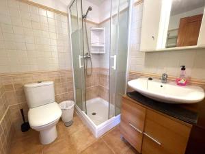 łazienka z toaletą, prysznicem i umywalką w obiekcie 3-bed sea view Penthouse, Isla Plana, Mojon Hills w mieście Isla Plana