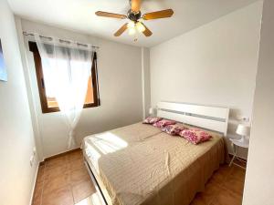 sypialnia z łóżkiem i wentylatorem sufitowym w obiekcie 3-bed sea view Penthouse, Isla Plana, Mojon Hills w mieście Isla Plana