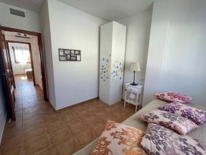 Łóżko lub łóżka w pokoju w obiekcie 3-bed sea view Penthouse, Isla Plana, Mojon Hills