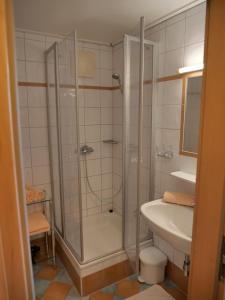 łazienka z prysznicem i umywalką w obiekcie Haus Alpenflora w mieście Werfenweng +37 zdjęć