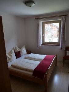 Łóżko lub łóżka w pokoju w obiekcie Haus Alpenflora