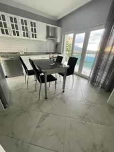 A kitchen or kitchenette at WHİTE ROSE VİLLA Jakuzili ve Isıtma Havuzlu
