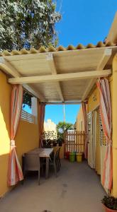 pérgola en un patio con mesa y sillas en Lampedusa Appartamento Bilo a 3 passi di tre spiagge attrezzate, en Lampedusa