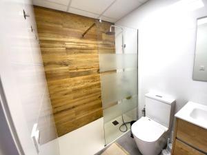 une salle de bain avec toilettes et douche en verre dans l'établissement Piso ESPACIOSO vistas al MAR a 100 metros de PLAYA, à Oropesa del Mar 20 autres photos
