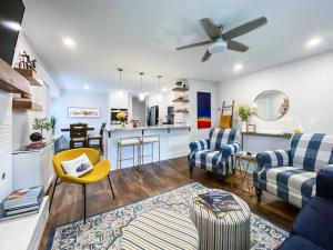 a living room with two chairs and a kitchen at STARLANDING, 2 Kngs/2 Twns; DT/Museums/Trails in Bentonville