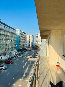 ママイアにあるSea Breeze Apartments Mamaia Nord De Silvaのバルコニーから市街の景色を望めます。
