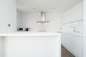 Kuchyň nebo kuchyňský kout v ubytování Altos de la Gloria Beach Apartments