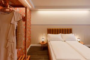 ein Schlafzimmer mit einem Bett in einem Zimmer in der Unterkunft CASA FLORES Apartments in Bardolino