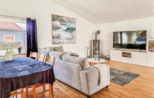 Televisyen dan/atau pusat hiburan di 4 Bedroom Cozy Home In Träslövsläge
