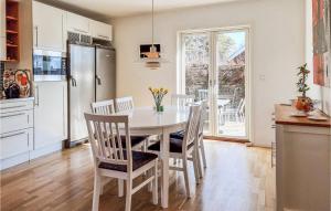 Dapur atau dapur kecil di 4 Bedroom Cozy Home In Träslövsläge