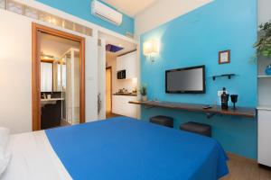 um quarto azul com uma cama e uma televisão em Internouno em Roma