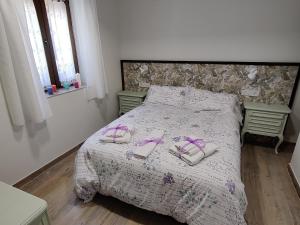 um quarto com uma cama com duas toalhas em Casa Rural Las Cigüeñas de Las Navillas em Navas de Ríofrío