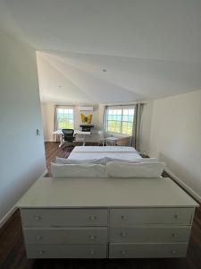 Łóżko lub łóżka w pokoju w obiekcie The Sunset Cove and Rainbow Room