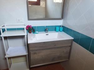 bagno con lavandino e specchio di CASA BIJOUX a Olbia