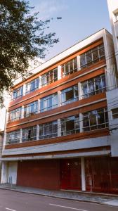 un gran edificio con ventanas en el lateral de una calle en Casa do Estudante Luterano Universitário - CELU, en Curitiba