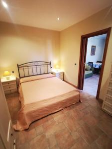 1 dormitorio con 1 cama y suelo de baldosa en DEPENDANCE PARCO dei PRINCIPI, en Anzio
