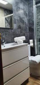 un bagno con un lavandino bianco e uno specchio di Apartamento Carmen a Morro del Jable