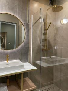 a bathroom with a sink and a mirror at Pensjonat Przedwiośnie in Jurata