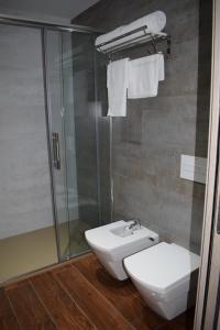 Ett badrum på Hôtel Zinou zm