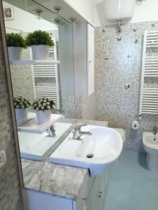 a bathroom with a sink and a mirror at Casa Alice Wi-Fi Giardino Tranquillità Famiglie in Bolsena