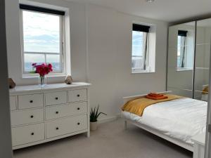 Krevet ili kreveti u jedinici u okviru objekta Modern & Spacious Penthouse in North London
