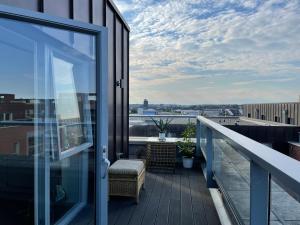 uma varanda com vista para a cidade em Modern & Spacious Penthouse in North London em Londres