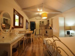 阿里奧波利斯的住宿－Sophia Town Square Areopoli，厨房以及带桌椅的用餐室。
